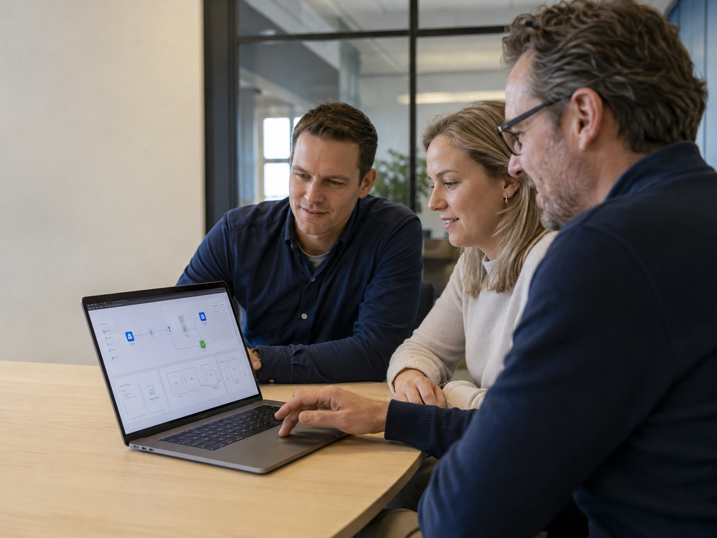 Consultants werken samen aan een praktische AI-oplossing
